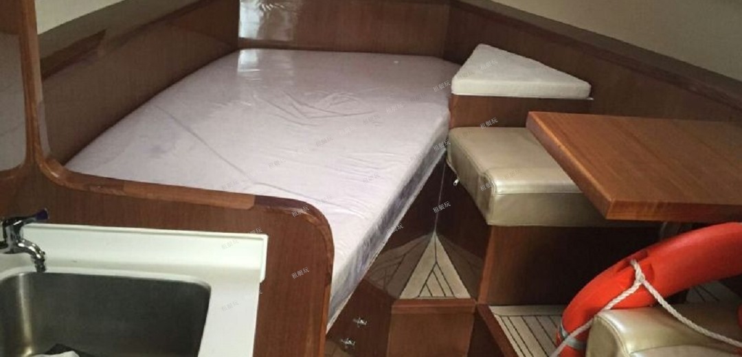 32英尺運(yùn)動快艇